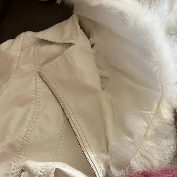 Women's White Faux Fur Collar Jacket - Picture 4 of 6